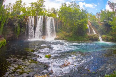 Duden şelalesi Antalya hindisi. Yeşil ağaçlı vahşi yaz. Duden Şelalesi 'nde panoramik manzara. Açık hava şelalesi. Hindi doğa manzarası. Şelale ormanı doğası. Antalya Doğal Parkı