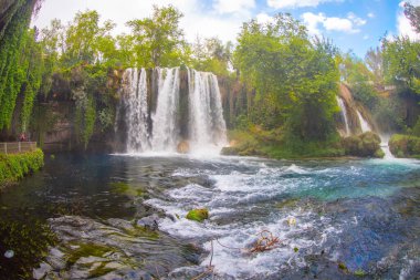 Duden şelalesi Antalya hindisi. Yeşil ağaçlı vahşi yaz. Duden Şelalesi 'nde panoramik manzara. Açık hava şelalesi. Hindi doğa manzarası. Şelale ormanı doğası. Antalya Doğal Parkı