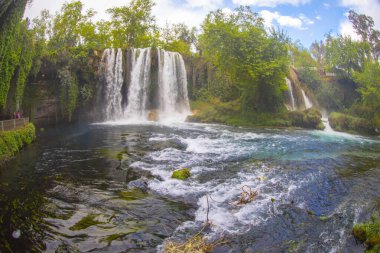 Duden şelalesi Antalya hindisi. Yeşil ağaçlı vahşi yaz. Duden Şelalesi 'nde panoramik manzara. Açık hava şelalesi. Hindi doğa manzarası. Şelale ormanı doğası. Antalya Doğal Parkı