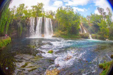 Duden şelalesi Antalya hindisi. Yeşil ağaçlı vahşi yaz. Duden Şelalesi 'nde panoramik manzara. Açık hava şelalesi. Hindi doğa manzarası. Şelale ormanı doğası. Antalya Doğal Parkı