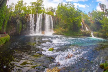 Duden şelalesi Antalya hindisi. Yeşil ağaçlı vahşi yaz. Duden Şelalesi 'nde panoramik manzara. Açık hava şelalesi. Hindi doğa manzarası. Şelale ormanı doğası. Antalya Doğal Parkı