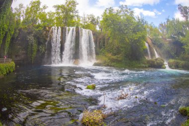 Duden şelalesi Antalya hindisi. Yeşil ağaçlı vahşi yaz. Duden Şelalesi 'nde panoramik manzara. Açık hava şelalesi. Hindi doğa manzarası. Şelale ormanı doğası. Antalya Doğal Parkı