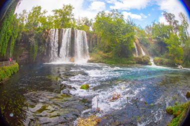 Duden şelalesi Antalya hindisi. Yeşil ağaçlı vahşi yaz. Duden Şelalesi 'nde panoramik manzara. Açık hava şelalesi. Hindi doğa manzarası. Şelale ormanı doğası. Antalya Doğal Parkı