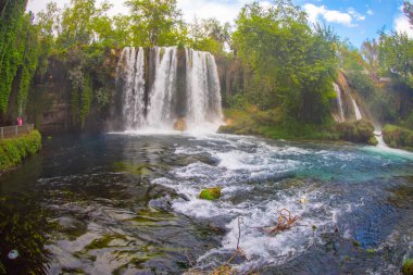 Duden şelalesi Antalya hindisi. Yeşil ağaçlı vahşi yaz. Duden Şelalesi 'nde panoramik manzara. Açık hava şelalesi. Hindi doğa manzarası. Şelale ormanı doğası. Antalya Doğal Parkı