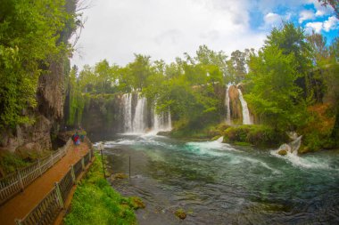 Duden şelalesi Antalya hindisi. Yeşil ağaçlı vahşi yaz. Duden Şelalesi 'nde panoramik manzara. Açık hava şelalesi. Hindi doğa manzarası. Şelale ormanı doğası. Antalya Doğal Parkı