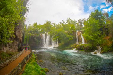 Duden şelalesi Antalya hindisi. Yeşil ağaçlı vahşi yaz. Duden Şelalesi 'nde panoramik manzara. Açık hava şelalesi. Hindi doğa manzarası. Şelale ormanı doğası. Antalya Doğal Parkı