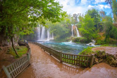 Duden şelalesi Antalya hindisi. Yeşil ağaçlı vahşi yaz. Duden Şelalesi 'nde panoramik manzara. Açık hava şelalesi. Hindi doğa manzarası. Şelale ormanı doğası. Antalya Doğal Parkı