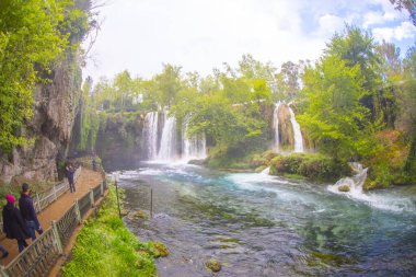 Duden şelalesi Antalya hindisi. Yeşil ağaçlı vahşi yaz. Duden Şelalesi 'nde panoramik manzara. Açık hava şelalesi. Hindi doğa manzarası. Şelale ormanı doğası. Antalya Doğal Parkı
