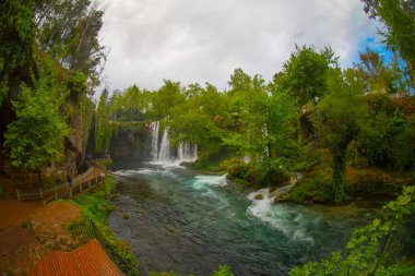 Duden şelalesi Antalya hindisi. Yeşil ağaçlı vahşi yaz. Duden Şelalesi 'nde panoramik manzara. Açık hava şelalesi. Hindi doğa manzarası. Şelale ormanı doğası. Antalya Doğal Parkı