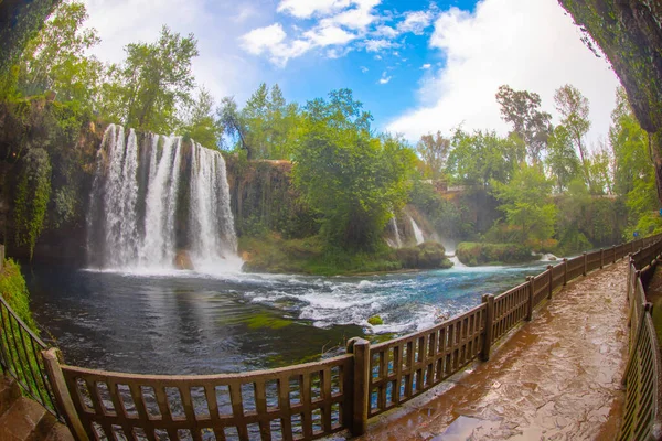 Duden Şelalesi Antalya Hindisi Yeşil Ağaçlı Vahşi Yaz Duden Şelalesi — Stok fotoğraf