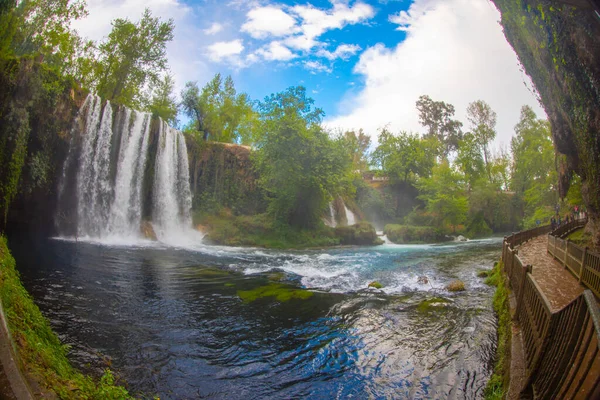 Duden Şelalesi Antalya Hindisi Yeşil Ağaçlı Vahşi Yaz Duden Şelalesi — Stok fotoğraf