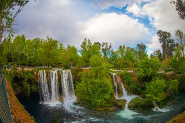 Duden şelalesi Antalya hindisi. Yeşil ağaçlı vahşi yaz. Duden Şelalesi 'nde panoramik manzara. Açık hava şelalesi. Hindi doğa manzarası. Şelale ormanı doğası. Antalya Doğal Parkı