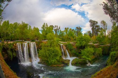 Duden şelalesi Antalya hindisi. Yeşil ağaçlı vahşi yaz. Duden Şelalesi 'nde panoramik manzara. Açık hava şelalesi. Hindi doğa manzarası. Şelale ormanı doğası. Antalya Doğal Parkı