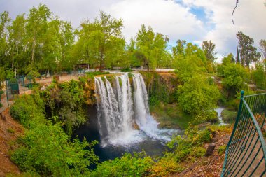 Duden şelalesi Antalya hindisi. Yeşil ağaçlı vahşi yaz. Duden Şelalesi 'nde panoramik manzara. Açık hava şelalesi. Hindi doğa manzarası. Şelale ormanı doğası. Antalya Doğal Parkı