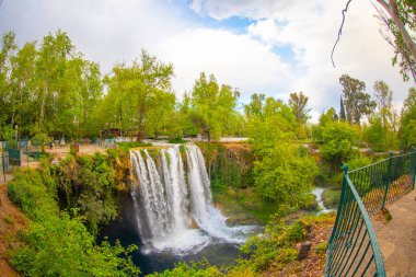 Duden şelalesi Antalya hindisi. Yeşil ağaçlı vahşi yaz. Duden Şelalesi 'nde panoramik manzara. Açık hava şelalesi. Hindi doğa manzarası. Şelale ormanı doğası. Antalya Doğal Parkı