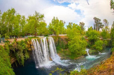 Duden şelalesi Antalya hindisi. Yeşil ağaçlı vahşi yaz. Duden Şelalesi 'nde panoramik manzara. Açık hava şelalesi. Hindi doğa manzarası. Şelale ormanı doğası. Antalya Doğal Parkı