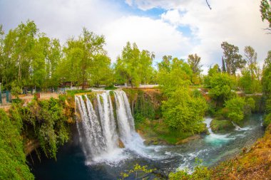 Duden şelalesi Antalya hindisi. Yeşil ağaçlı vahşi yaz. Duden Şelalesi 'nde panoramik manzara. Açık hava şelalesi. Hindi doğa manzarası. Şelale ormanı doğası. Antalya Doğal Parkı