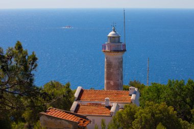 Gelidonya deniz feneri, tıpkı Adrasan ve Kumluca arasındaki gizli bir cennet gibi, yürüyüş yapanlar ve yürüyüşçüler için en çok yeşil ve mavi rengin uyuştuğu yerlerden biridir..