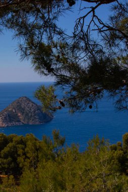 Gelidonya deniz feneri, tıpkı Adrasan ve Kumluca arasındaki gizli bir cennet gibi, yürüyüş yapanlar ve yürüyüşçüler için en çok yeşil ve mavi rengin uyuştuğu yerlerden biridir..