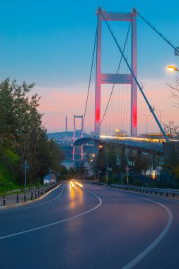 Nakkastepe 'deki en ünlü ve turistik tatil beldesi olan Nation Park' tan İstanbul 'un batışı. 15 Temmuz Şehitler Köprüsü (15 Temmuz Sehitler Koprusu). İstanbul Boğazı Köprüsü Romantik manzara İstanbul.
