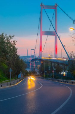 Nakkastepe 'deki en ünlü ve turistik tatil beldesi olan Nation Park' tan İstanbul 'un batışı. 15 Temmuz Şehitler Köprüsü (15 Temmuz Sehitler Koprusu). İstanbul Boğazı Köprüsü Romantik manzara İstanbul.