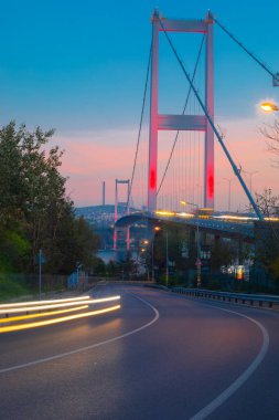 Nakkastepe 'deki en ünlü ve turistik tatil beldesi olan Nation Park' tan İstanbul 'un batışı. 15 Temmuz Şehitler Köprüsü (15 Temmuz Sehitler Koprusu). İstanbul Boğazı Köprüsü Romantik manzara İstanbul.