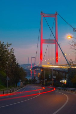 Nakkastepe 'deki en ünlü ve turistik tatil beldesi olan Nation Park' tan İstanbul 'un batışı. 15 Temmuz Şehitler Köprüsü (15 Temmuz Sehitler Koprusu). İstanbul Boğazı Köprüsü Romantik manzara İstanbul.