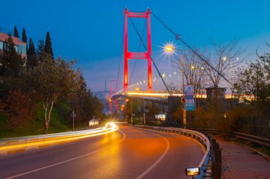 Nakkastepe 'deki en ünlü ve turistik tatil beldesi olan Nation Park' tan İstanbul 'un batışı. 15 Temmuz Şehitler Köprüsü (15 Temmuz Sehitler Koprusu). İstanbul Boğazı Köprüsü Romantik manzara İstanbul.