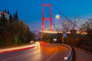 Nakkastepe 'deki en ünlü ve turistik tatil beldesi olan Nation Park' tan İstanbul 'un batışı. 15 Temmuz Şehitler Köprüsü (15 Temmuz Sehitler Koprusu). İstanbul Boğazı Köprüsü Romantik manzara İstanbul.