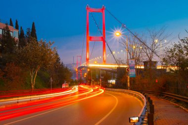 Nakkastepe 'deki en ünlü ve turistik tatil beldesi olan Nation Park' tan İstanbul 'un batışı. 15 Temmuz Şehitler Köprüsü (15 Temmuz Sehitler Koprusu). İstanbul Boğazı Köprüsü Romantik manzara İstanbul.