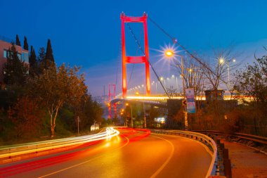 Nakkastepe 'deki en ünlü ve turistik tatil beldesi olan Nation Park' tan İstanbul 'un batışı. 15 Temmuz Şehitler Köprüsü (15 Temmuz Sehitler Koprusu). İstanbul Boğazı Köprüsü Romantik manzara İstanbul.