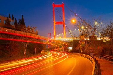 Nakkastepe 'deki en ünlü ve turistik tatil beldesi olan Nation Park' tan İstanbul 'un batışı. 15 Temmuz Şehitler Köprüsü (15 Temmuz Sehitler Koprusu). İstanbul Boğazı Köprüsü Romantik manzara İstanbul.