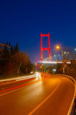Nakkastepe 'deki en ünlü ve turistik tatil beldesi olan Nation Park' tan İstanbul 'un batışı. 15 Temmuz Şehitler Köprüsü (15 Temmuz Sehitler Koprusu). İstanbul Boğazı Köprüsü Romantik manzara İstanbul.