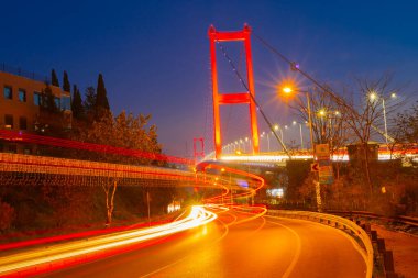 Nakkastepe 'deki en ünlü ve turistik tatil beldesi olan Nation Park' tan İstanbul 'un batışı. 15 Temmuz Şehitler Köprüsü (15 Temmuz Sehitler Koprusu). İstanbul Boğazı Köprüsü Romantik manzara İstanbul.