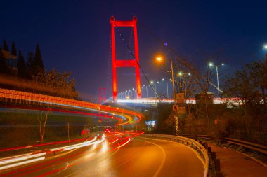 Nakkastepe 'deki en ünlü ve turistik tatil beldesi olan Nation Park' tan İstanbul 'un batışı. 15 Temmuz Şehitler Köprüsü (15 Temmuz Sehitler Koprusu). İstanbul Boğazı Köprüsü Romantik manzara İstanbul.