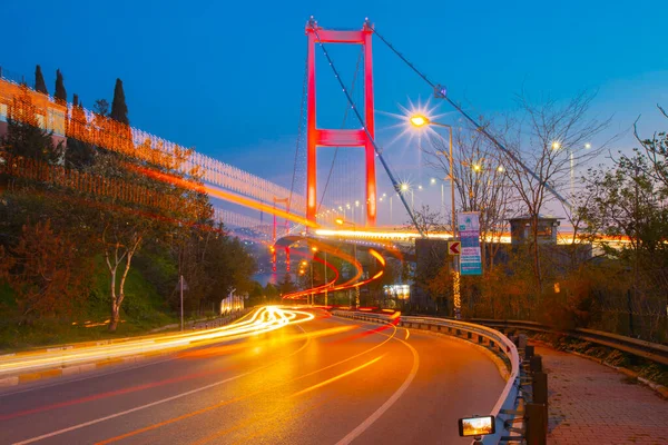 Nakkastepe 'deki en ünlü ve turistik tatil beldesi olan Nation Park' tan İstanbul 'un batışı. 15 Temmuz Şehitler Köprüsü (15 Temmuz Sehitler Koprusu). İstanbul Boğazı Köprüsü Romantik manzara İstanbul.