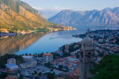 Tarihi Kotor Kasabası ve Adriyatik Denizi, Balkan dağları, Karadağ Kotor Koyu