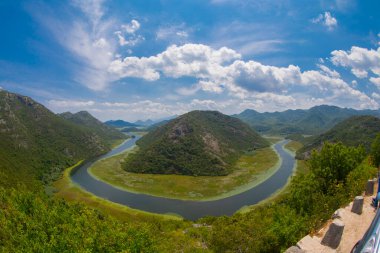 İşkodra Gölü, Karadağ batı ucu görünümünü. Crnojevic Nehri yeşil dağ zirveleri viraj. Nehir muhteşem manzarası.