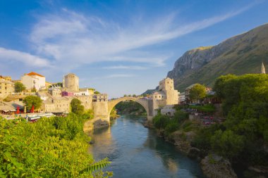 Mostar Köprüsü, evler ve minareler ile güneşli bir günde Mostar 'ın muhteşem Skyline' ı. Konum: Mostar, Old Town, Bosna-Hersek, Avrupa