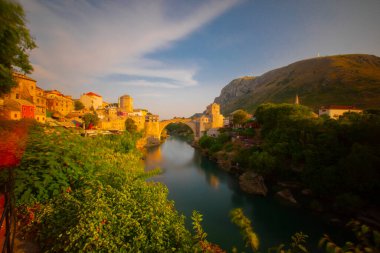 Mostar Köprüsü, evler ve minareler ile güneşli bir günde Mostar 'ın muhteşem Skyline' ı. Konum: Mostar, Old Town, Bosna-Hersek, Avrupa