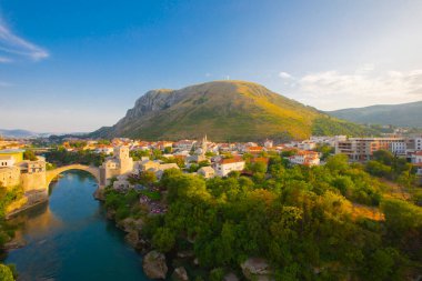 Mostar Köprüsü, evler ve minareler ile güneşli bir günde Mostar 'ın muhteşem Skyline' ı. Konum: Mostar, Old Town, Bosna-Hersek, Avrupa