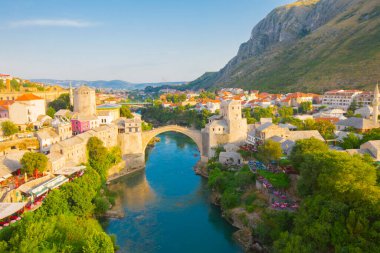 Mostar Köprüsü, evler ve minareler ile güneşli bir günde Mostar 'ın muhteşem Skyline' ı. Konum: Mostar, Old Town, Bosna-Hersek, Avrupa