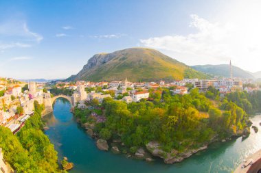 Mostar Köprüsü, evler ve minareler ile güneşli bir günde Mostar 'ın muhteşem Skyline' ı. Konum: Mostar, Old Town, Bosna-Hersek, Avrupa