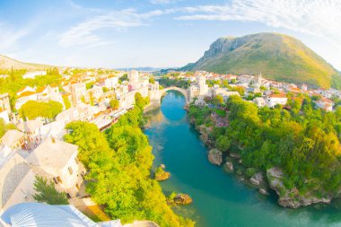 Mostar Köprüsü, evler ve minareler ile güneşli bir günde Mostar 'ın muhteşem Skyline' ı. Konum: Mostar, Old Town, Bosna-Hersek, Avrupa