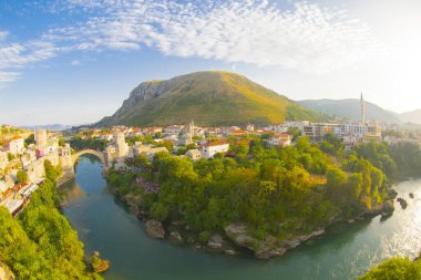 Mostar Köprüsü, evler ve minareler ile güneşli bir günde Mostar 'ın muhteşem Skyline' ı. Konum: Mostar, Old Town, Bosna-Hersek, Avrupa