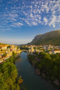 Mostar Köprüsü, evler ve minareler ile güneşli bir günde Mostar 'ın muhteşem Skyline' ı. Konum: Mostar, Old Town, Bosna-Hersek, Avrupa