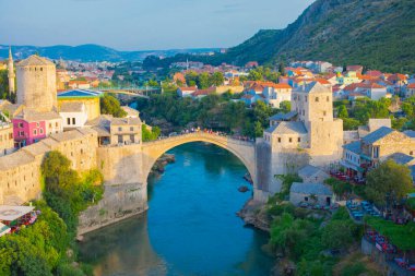 Mostar Köprüsü, evler ve minareler ile güneşli bir günde Mostar 'ın muhteşem Skyline' ı. Konum: Mostar, Old Town, Bosna-Hersek, Avrupa