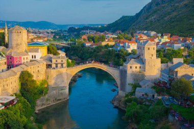 Mostar Köprüsü, evler ve minareler ile güneşli bir günde Mostar 'ın muhteşem Skyline' ı. Konum: Mostar, Old Town, Bosna-Hersek, Avrupa