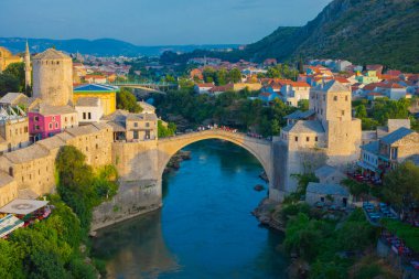 Mostar Köprüsü, evler ve minareler ile güneşli bir günde Mostar 'ın muhteşem Skyline' ı. Konum: Mostar, Old Town, Bosna-Hersek, Avrupa