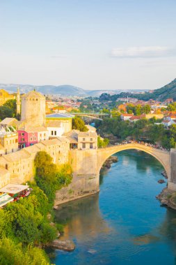 Mostar Köprüsü, evler ve minareler ile güneşli bir günde Mostar 'ın muhteşem Skyline' ı. Konum: Mostar, Old Town, Bosna-Hersek, Avrupa